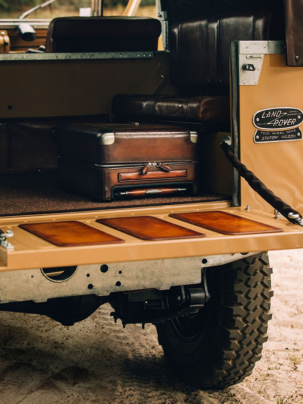 علامة بيرلوتي تضع بصمتها الخاصة على سيارة لاند روفر